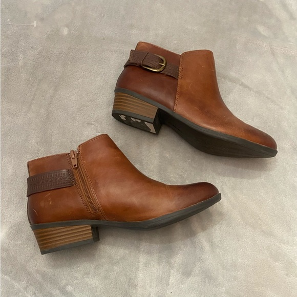 Clarks Addiy Kara Brown Leather Almond Toe Buckle Ankle Boots - Picture 2 of 8